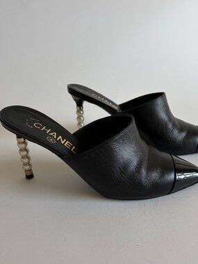 CHANEL 2020 CC LOGO PEARLS HEELS MULES